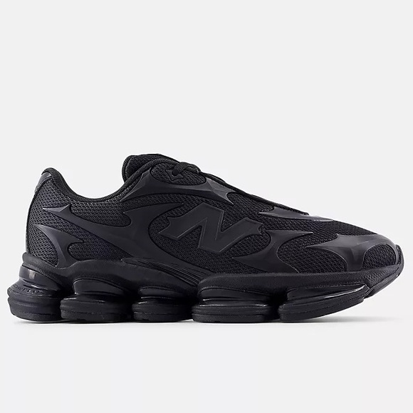 New Balance Other - 📞 New Balance 2000 Triple Black 🖤